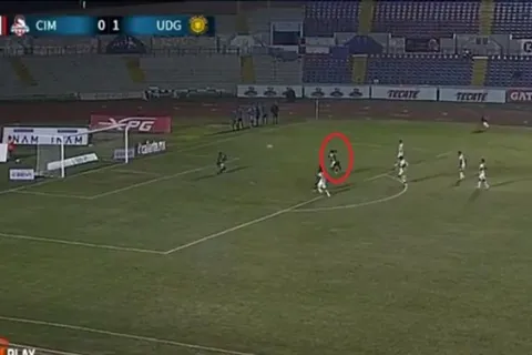 Golazo maradoniano de Marvin Ceballos ilusiona a su equipo con ascenso en México
