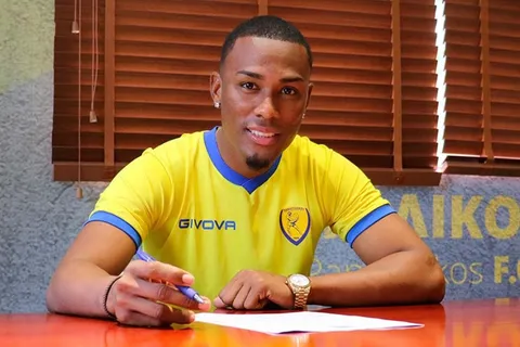 Deybi Flores es presentado oficialmente en el Panetolikos de Grecia