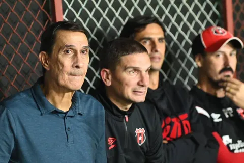 Alexandre Guimarães toma una fuerte decisión sobre una posible incorporación.