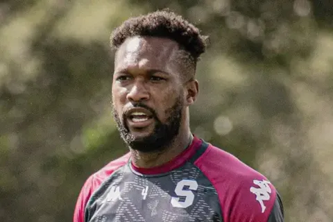 Kendall Waston en el entrenamiento de Saprissa.
