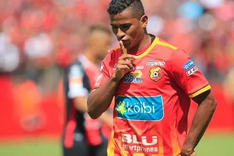 Allan Cruz define su traspaso y no volverá al team