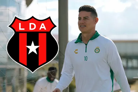 James Rodríguez con la ropa de León, su nuevo equipo, y el escudo de la Liga Deportiva Alajuelense.