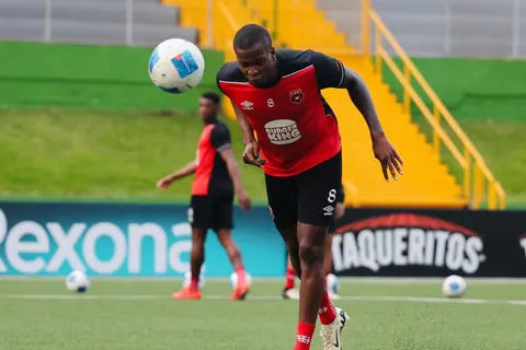 Alajuelense toma una decisión tras la grave denuncia contra Larry Angulo