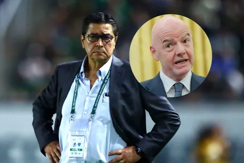 Luis Fernando Tena y Gianni Infantino.