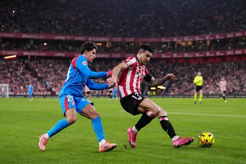 Yuri Berchiche y Giuliano Simeone volverán a verse las caras en San Mamésof Atletico de Madrid during the LaLiga EA Sports match between Athletic Club and Atletico de Madrid at Estadio de San Mames on December 06, 2025 in Bilbao, Spain. (Photo by Juan Manuel Serrano Arce/Getty Images)