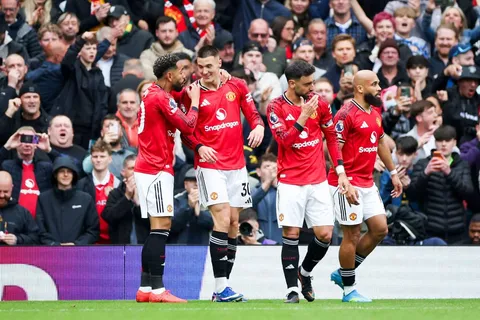 La dirigencia del Manchester United habría reconocido que debió reforzar el lateral izquierdo y la delantera
