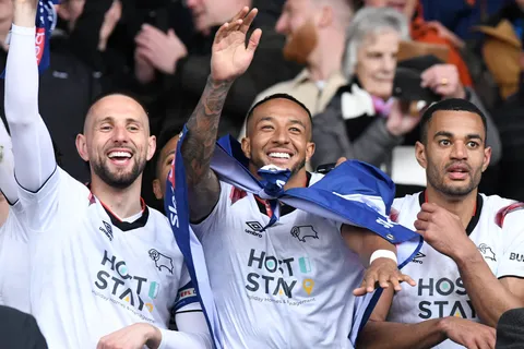 ¡Nathaniel Mendez-Laing y el Derby County consiguen histórico ascenso a Championship!