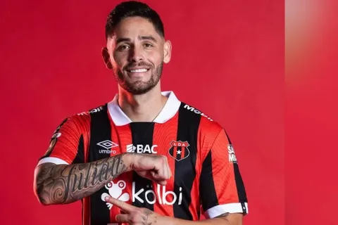 Jonathan Moya elige: ¿Alajuelense o Saprissa?