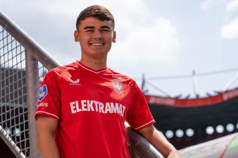 Manfred Ugalde tras firmar con Twente: "Es uno de los días más felices de mi vida”