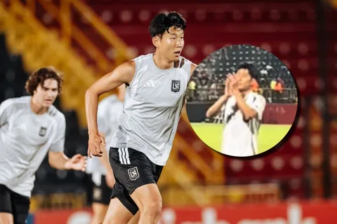 Gran gesto de Son con la afición de Alajuelense.