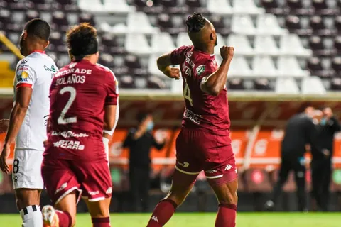 Kendall Waston resalta la grandeza de Saprissa: "El ADN morado en momentos difíciles"