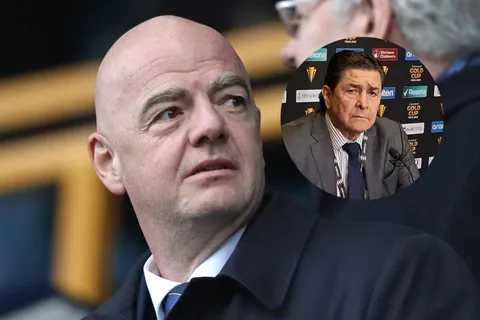 Gianni Infantino, presidente de la FIFA, y Luis Fernando Tena, DT de la Selección de Guatemala.