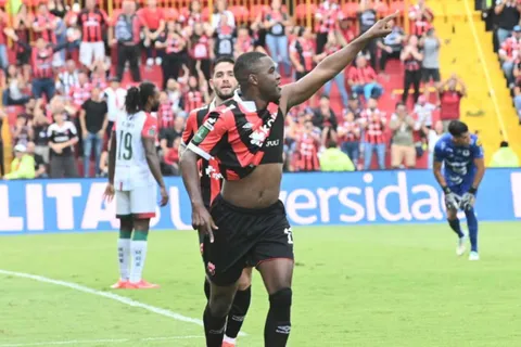Joel Campbell se gana los corazones de los aficionados de Alajuelense. (Foto: LaTeja)