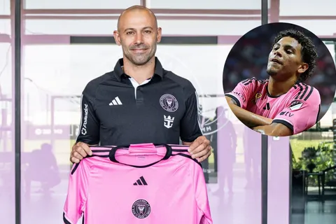 Javier Mascherano con la camiseta del Inter Miami en su presentación como nuevo entrenador y David Ruiz.