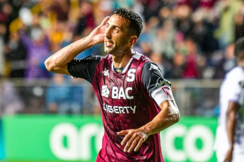 Decisión tomada: Mariano Torres regresa a Costa Rica para comunicarle su futuro a Saprissa