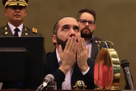 Desconsolado: Nayib Bukele se quiebra y pide perdón a El Salvador