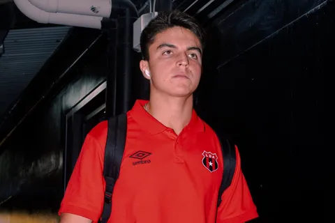 Santiago Van der Putten recibió la negativa de Alajuelense de venderlo. (Foto: LDA)