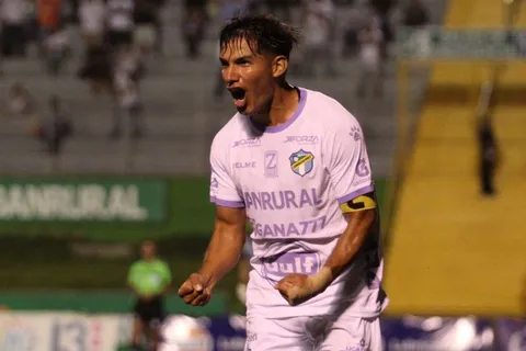 Chucho López propina fuerte golpe a los aficionados de Comunicaciones