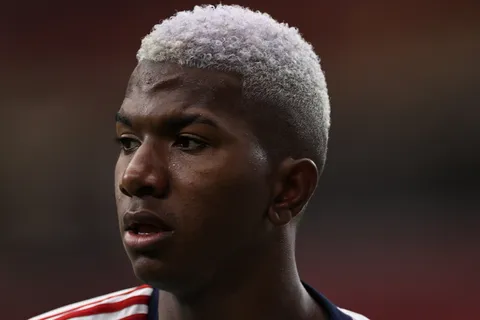 Jeyland Mitchell recibió una excelente noticia al llegar a Feyenoord