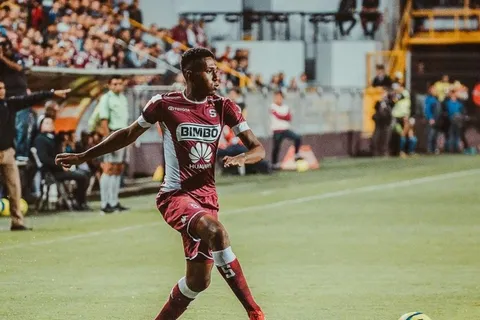 Gol polémico de Yostin Salinas marcó récord para el Saprissa
