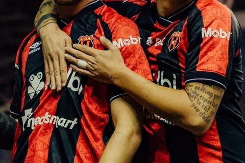 Alajuelense le rescinde a uno de sus jugadores.