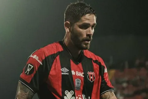 Alajuelense no lo tolera: Jonathan Moya desafió a los manudos y la directiva ya toma decisiones sobre su futuro