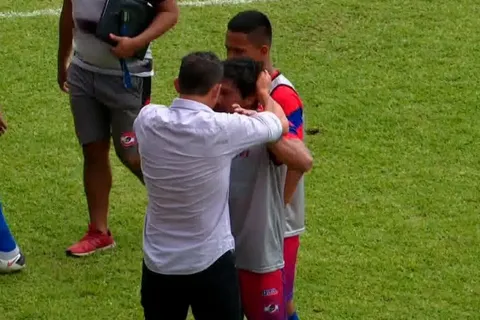 Sebastián Bini agrede a un jugador rival