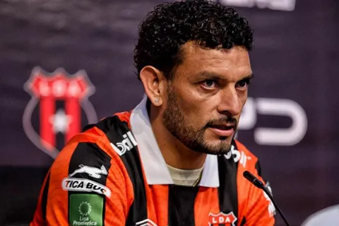 Otra vez cerca de Alajuelense: Michael Barrantes deja un mensaje a futuro mientras Santa Ana se hunde