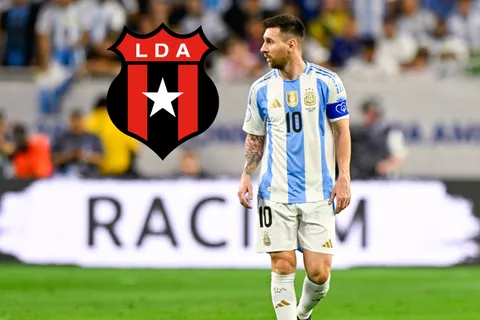 Jugador de Alajuelense se topa con Messi de la manera menos pensada