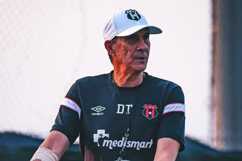 Alexandre Guimarães tiene casi definido su futuro en Alajuelense. (Foto: La Nación)
