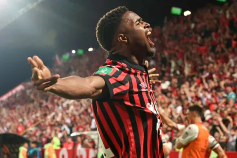 Kenyel Michel recibe un mensaje desde EEUU. (Foto: Diario Extra)