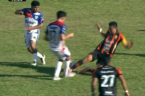 Entrada criminal: Darwin Cerén perdió la cabeza en el partido de Águila contra Firpo por las semifinales del Apertura 2025