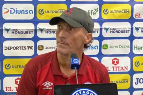 Pedro Troglio se enfada con los periodistas tras el empate de Olimpia vs Motagua