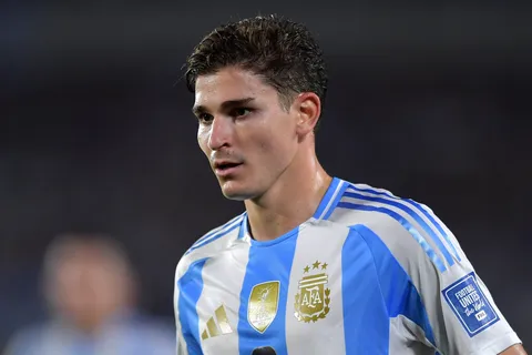 ¿Por qué Julián Álvarez no juega hoy en el debut de Argentina vs. Argelia por el Mundial 2026?