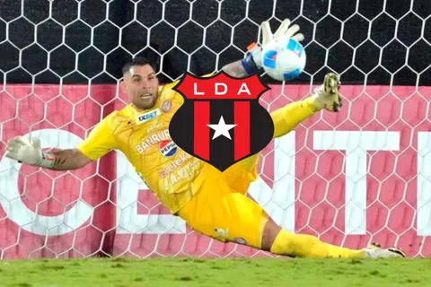 Xelajú celebra las atajadas de Rubén Silva contra Alajuelense en Copa Centroamericana.