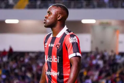 La afición de Saprissa se burla de Joel Campbell, dentro y fuera de La Cueva