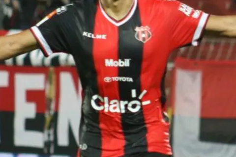 Fue goleador en Alajuelense, una operación de vida o muerte puso fin a su carrera, pero su corazón sigue con los manudos: "Siempre seré liguista"