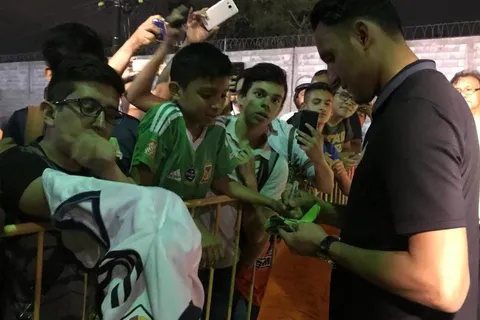 Keylor regaló autógrafos a su salida y se viralizó un meme