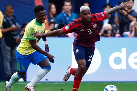 Jeyland Mitchell le ganó su duelo a Vinicius.