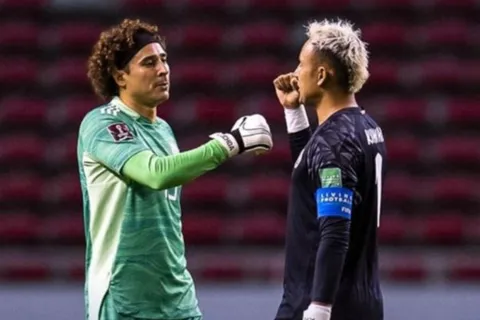 Mientras Keylor Navas gana 2 millones de dólares por ser la figura de Pumas, esto le ofrecieron a Memo Ochoa para volver a la Liga MX a los 40 años