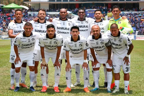 Comunicaciones confirma una baja en defensa para el Clásico ante Municipal