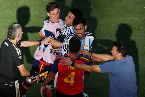 Frente a las cámaras: Leandro Paredes golpeó ferozmente a dos figuras de España tras perder la final del Mundial 2026 y ya recibió un castigo