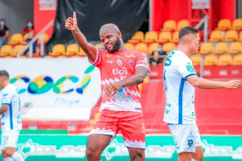 La importante oferta que tiene Javon East para irse del Santos de Guápiles