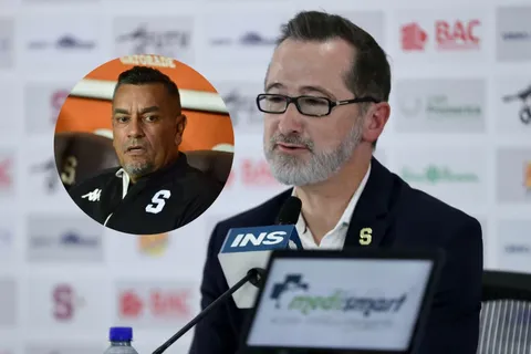Juan Carlos Rojas en conferencia de prensa y José Giacone en el banco de Saprissa.