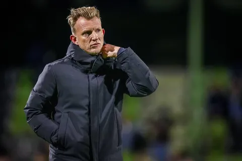 Dirk Kuyt asume como interino del Fenerbahçe y podría reencontrarse con Liverpool en Champions