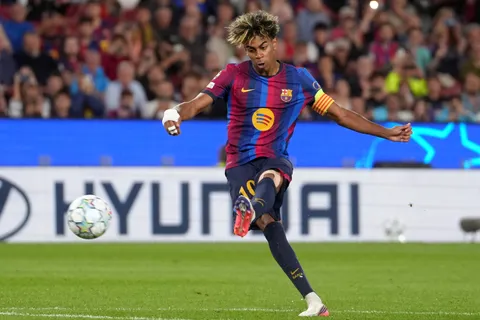 Lamine Yamal con el gafete de capitán.