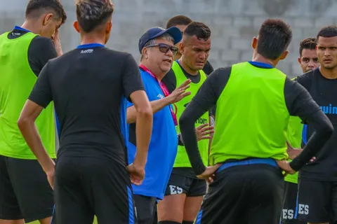 Golpe a El Salvador: Concacaf confirma la noticia que puede costarle la eliminación al Bolillo Gómez en la Copa Oro.