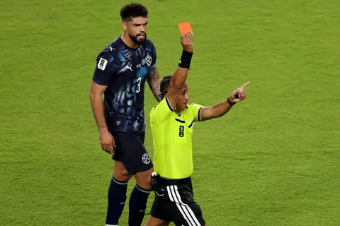 Iván Barton aplicó la "Ley Prestianni" por primera vez en la historia: así fue la roja a Almirón en Paraguay vs. Turquía por el Mundial 2026