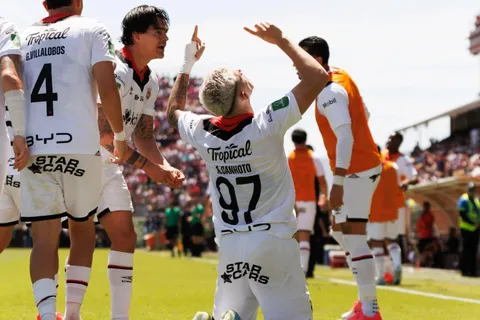 Alajuelense da el primer golpe.