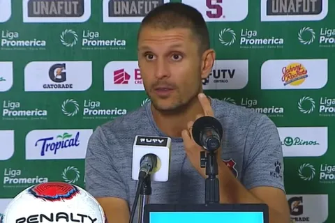 Técnico de Alajuelense asegura que el estadio manudo va a pesar a su favor